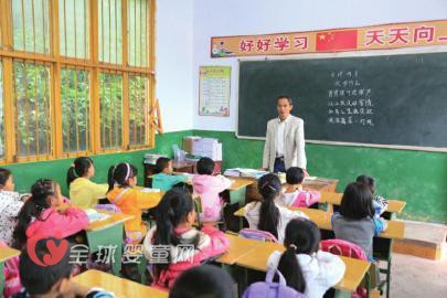 乡村老师患肝硬化7年 仍坚守三尺讲台