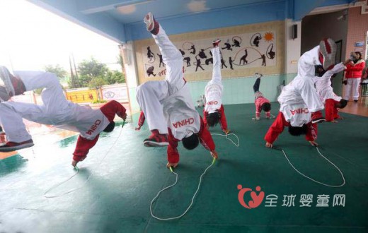 小学生跳绳打破世界纪录 迪拜王子冲过来合影