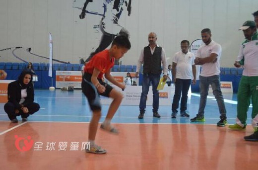 小学生跳绳打破世界纪录 迪拜王子冲过来合影