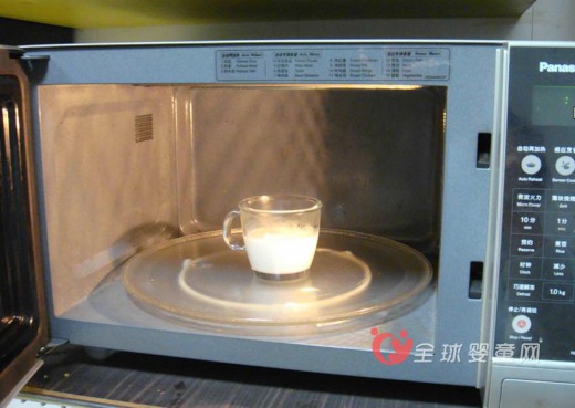 不要使用微波炉给宝宝热牛奶