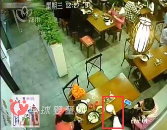 揭露不文明行为 家长拿碗接宝宝的尿液