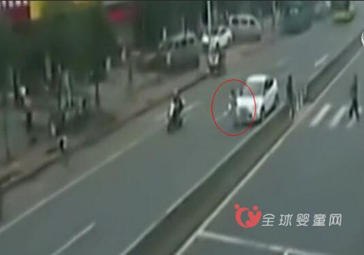 妈妈牵娃闯红灯双双被撞飞 家长以身作则的重要性