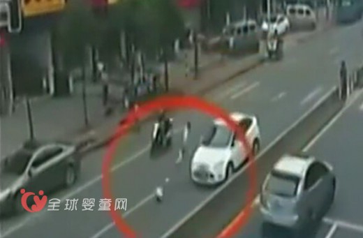 妈妈牵娃闯红灯双双被撞飞 家长以身作则的重要性