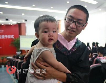 四川25岁本科生带妻女参加毕业典礼