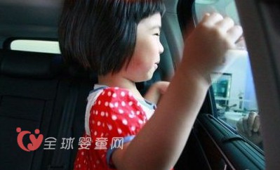 4岁男童被锁车中  车窗上满是手印