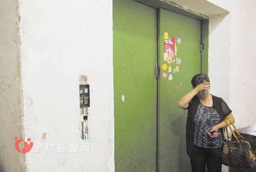 3岁女孩掉入电梯井，爸爸奋不顾身跳下救女
