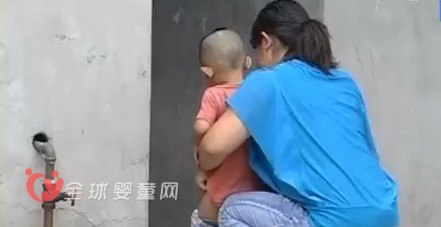 熊孩子称不认识母亲，母亲被误认为人贩子
