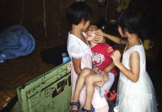 母亲早亡 10岁女孩照顾弟妹3年