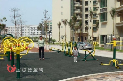小区健身器材造成小女孩手指尖骨粉碎性