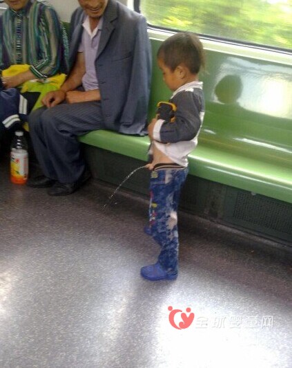 男孩地铁撒尿 你怎么看