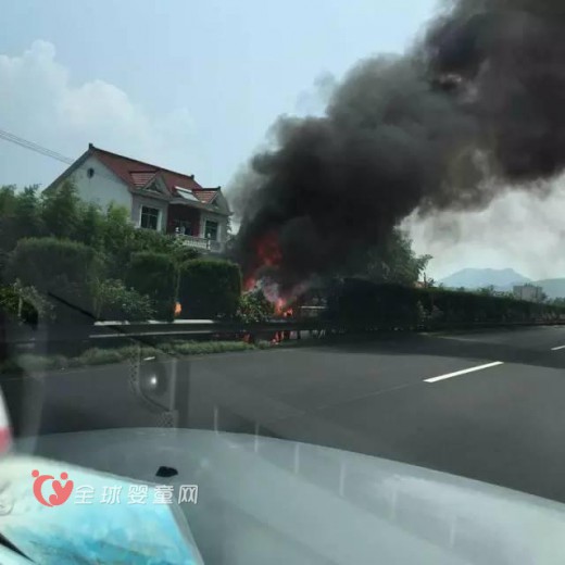 私家车高速路上出事故 母子跳车大逃亡