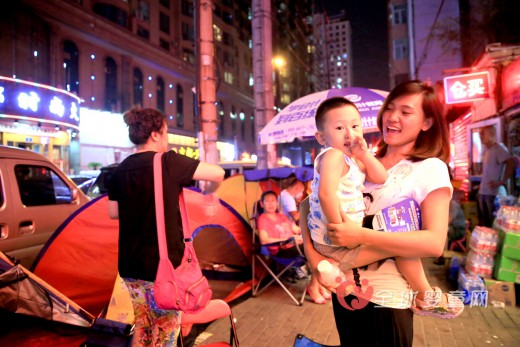 哈尔滨家长搭帐篷冒雨彻夜排队抢报幼儿园