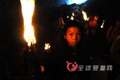 湖北宜昌：打着火把上学的山区儿童