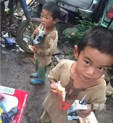 南京一对年幼的兄妹被关进狗笼 爸爸是文盲