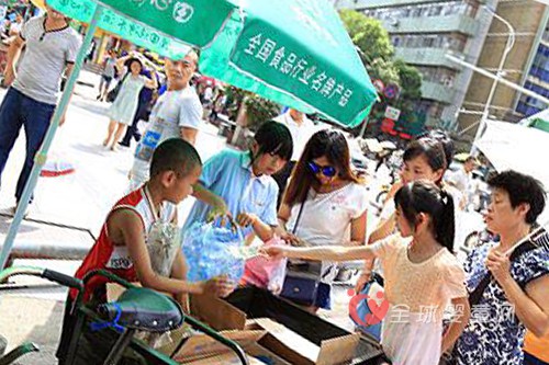 烈日下卖水小姐弟：凭双手赚钱 让妈妈活着