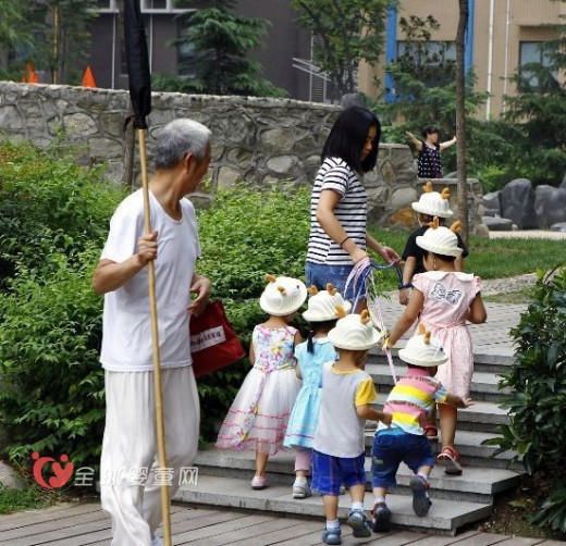 西安现家庭式幼儿园 幼儿被拴绳玩耍