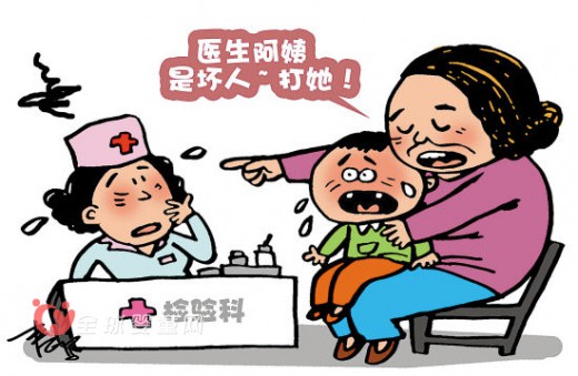 奶奶安慰抽血哭闹孙子“医生阿姨坏，打她”