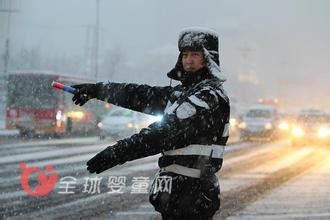 俄罗斯交警为救儿童舍身当“肉弹” 正能量需要宣传