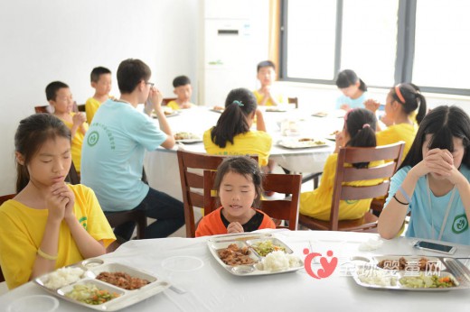 留守儿童缘缘的夏令营 希望总是美好的