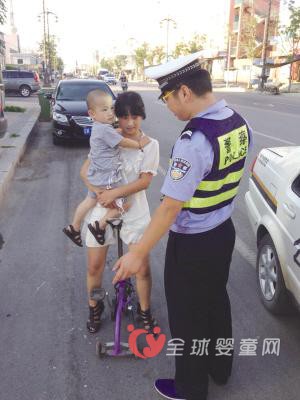 出行危险：姐姐抗起弟弟骑独轮车穿梭车水马龙之间