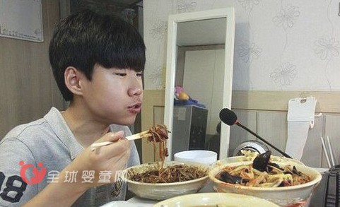 韩国14岁男孩日进斗金 赚钱源泉竟是网上直播吃饭