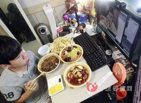 韩国14岁男孩日进斗金 赚钱源泉竟是网上直播吃饭