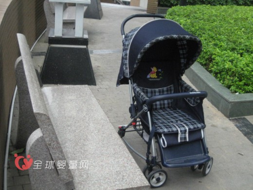 两老人推婴儿车过马路 奶奶过斑马线瞬间救了孙女