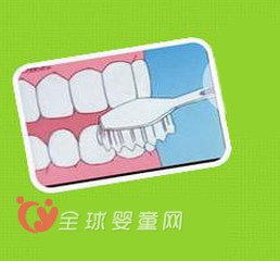 孩子到了乳牙期 爸爸妈妈们应该教的正确刷牙方式