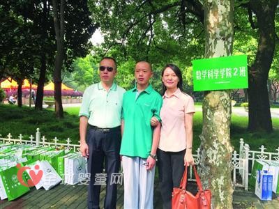 14岁孩子带三套中学校服上复旦 父母走的是低成本培养之路