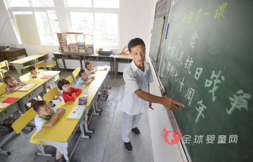 扁担教师教书三十余年 年年挑新书走山路