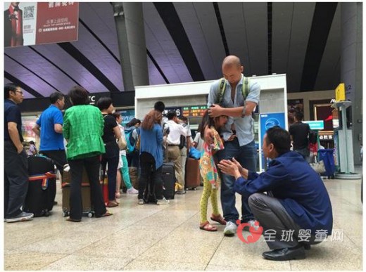 留守儿童与父亲在火车站悲情泪别