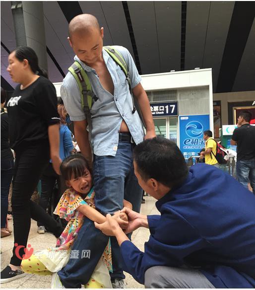 留守儿童与父亲在火车站悲情泪别