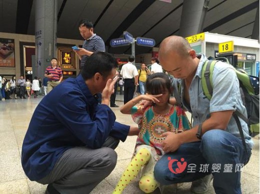 留守儿童与父亲在火车站悲情泪别