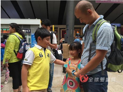 留守儿童与父亲在火车站悲情泪别