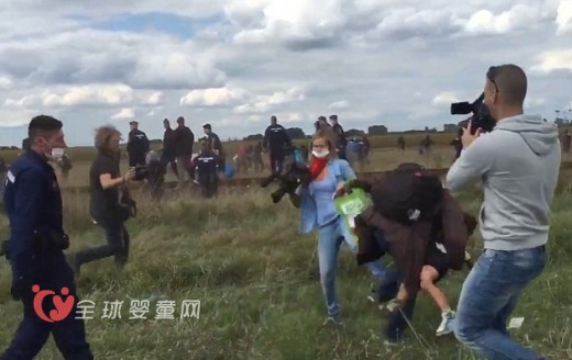 欧洲难民潮：女摄像师故意绊倒难民孩子