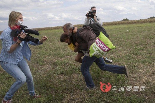 欧洲难民潮：女摄像师故意绊倒难民孩子