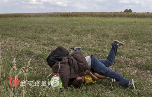 欧洲难民潮：女摄像师故意绊倒难民孩子