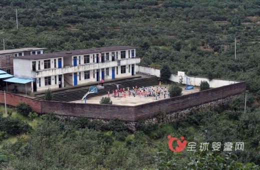 乡村教师教导出女大学生 回乡接棒当校长