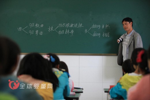 无臂教师办好教育 坚守乡村诲人不倦