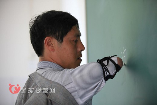 无臂教师办好教育 坚守乡村诲人不倦