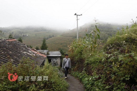 无臂教师办好教育 坚守乡村诲人不倦