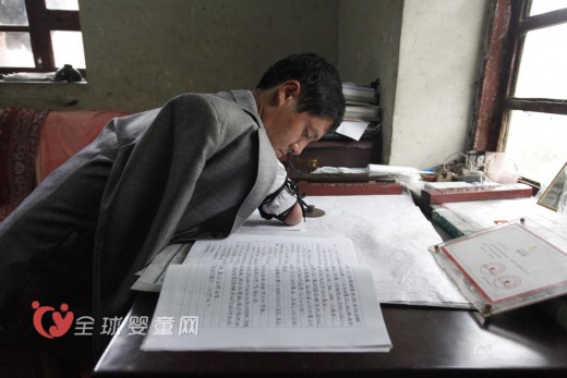 无臂教师办好教育 坚守乡村诲人不倦