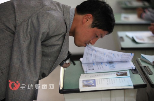 无臂教师办好教育 坚守乡村诲人不倦