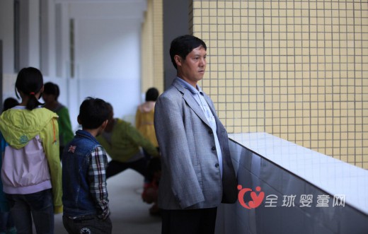 无臂教师办好教育 坚守乡村诲人不倦