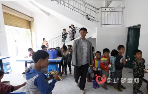 无臂教师办好教育 坚守乡村诲人不倦