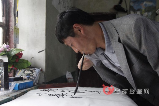 无臂教师办好教育 坚守乡村诲人不倦