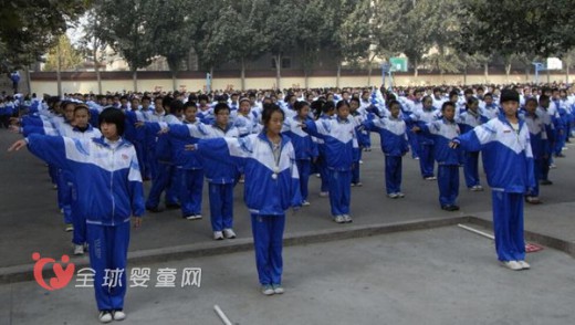 中国校服丑得有道理 可是你喜欢吗