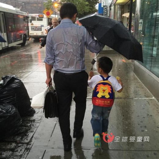 父亲浑身湿透为孩子打伞 父母的爱深沉浓厚