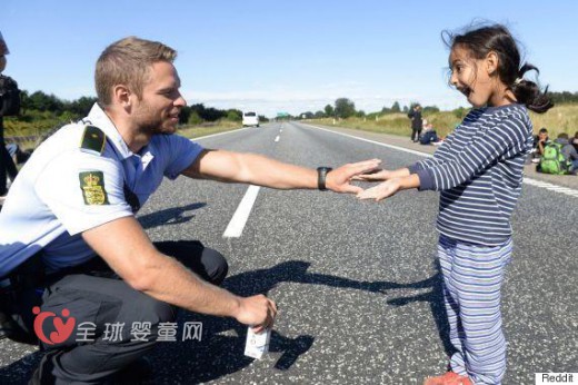 丹麦男警与叙利亚难民小孩玩游戏 让苦难的人生增添一抹欢笑