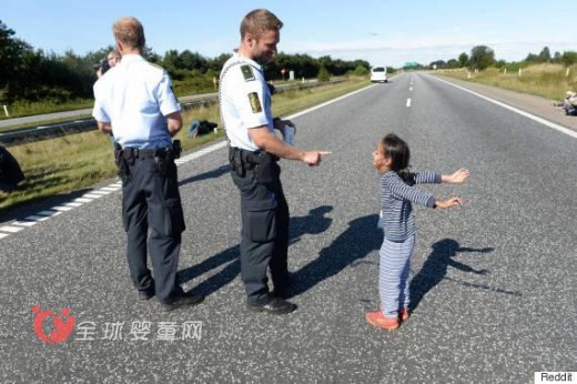 丹麦男警与叙利亚难民小孩玩游戏 让苦难的人生增添一抹欢笑
